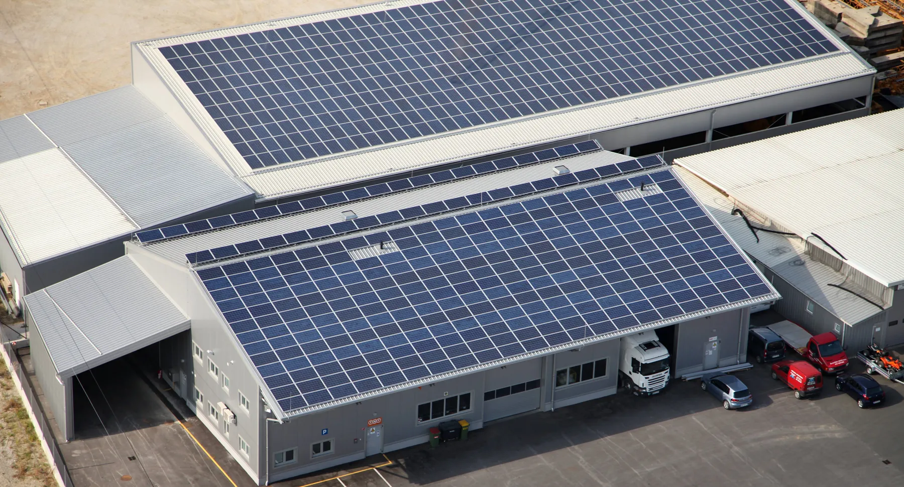 Saulės jėgainių diegimas pramonėje – aktuali investicija energetikos krizėje