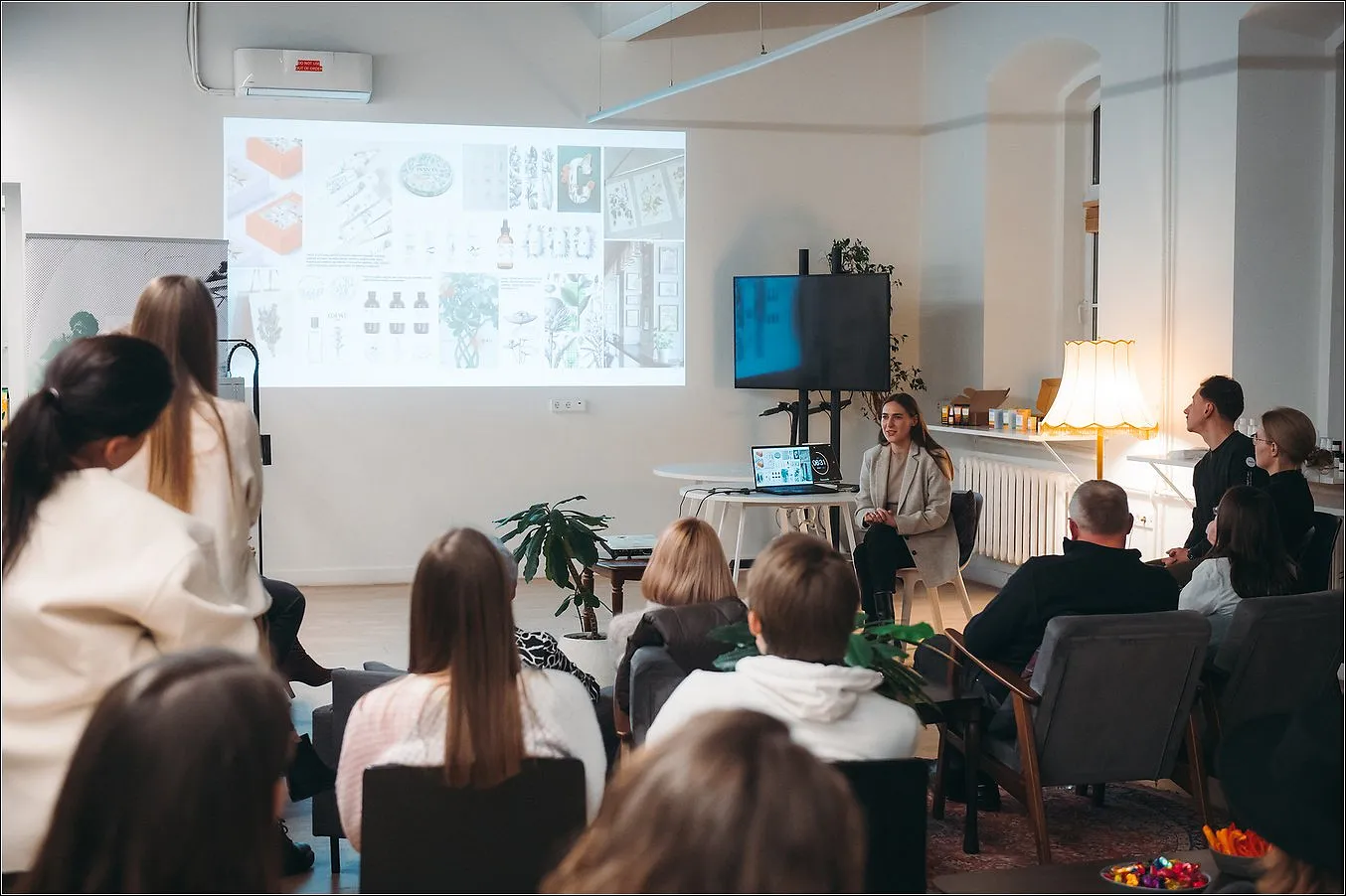 Įpusėjo projektas „Dizaino sparnai“ – pradedantieji dizaineriai padėjo atsinaujinti penkiolikai verslų